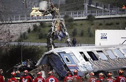Στο τρίτο βαγόνι επικεντρώνονται οι έρευνες - Στους 42 οι επιβεβαιωμένοι νεκροί