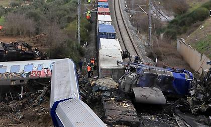 Αγωνία για τους αγνοούμενους στα Τέμπη: Με αναρτήσεις στα social media τους αναζητούν οι συγγενείς