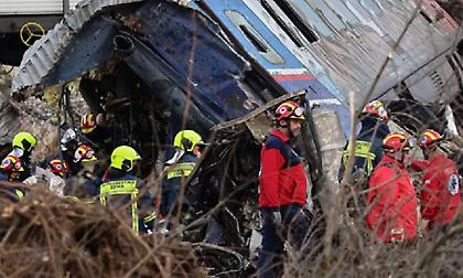 Ψάχνουν ακόμα περίπου 20 ανθρώπους στα συντρίμμια του τρένου στα Τέμπη