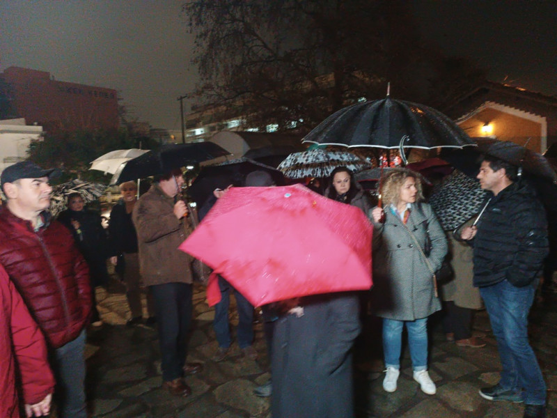 Τέμπη: Με λουλούδια και κεριά θρήνησαν στον Βόλο