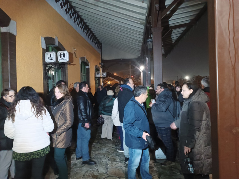 Τέμπη: Με λουλούδια και κεριά θρήνησαν στον Βόλο