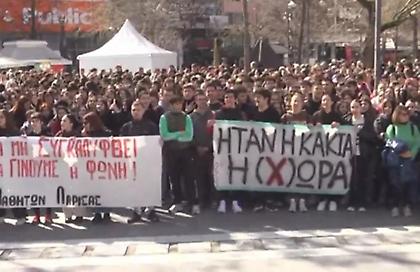 «Στείλε μου όταν φτάσεις»: Διαμαρτυρία νέων της Λάρισας για την τραγωδία στα Τέμπτη