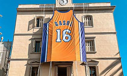 Γιγαντιαία φανέλα του Πάου Γκασόλ κρεμάστηκε έξω από το Δημαρχείο της γενέτειράς του!