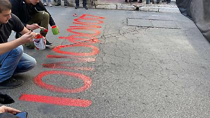 Έγραψαν «Δολοφόνοι» έξω από τα γραφεία της Hellenic Train οι διαδηλωτές