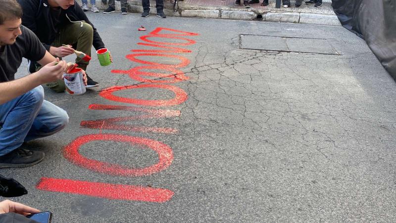 Τέμπη: Έγραψαν «Δολοφόνοι» έξω από τη Hellenic Train