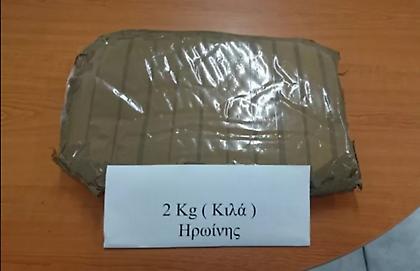 «Χειροπέδες» σε 40χρονο που έκρυβε δύο κιλά ηρωίνης στο... ταμπλό του αυτοκινήτου