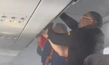 Δέκα τραυματίες από φωτιά σε καμπίνα αεροπλάνου: Προκλήθηκε από ανάφλεξη μπαταρίας που φόρτιζε