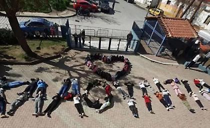 Μαθητές 11ου δημοτικού Λάρισας σχημάτισαν με τα σώματά τους το όνομα της 21χρονης Κλαούντιας