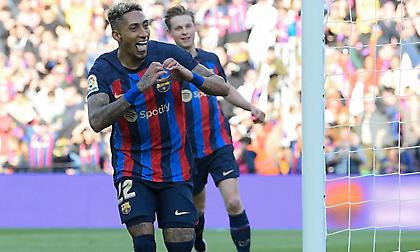 Άντεξε με παίκτη λιγότερο, λύγισε τη Βαλένθια και μετέφερε πίεση στη Ρεάλ η Μπαρτσελόνα