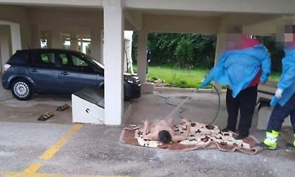 Πλήρωμα ασθενοφόρου έπλυνε γυμνή 70χρονη γυναίκα με λάστιχο σε πυλωτή πολυκατοικίας στον Ωρωπό!