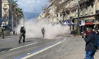 Επεισόδια στη συγκέντρωση για τα Τέμπη στο Σύνταγμα - Έπεσαν μολότοφ και χημικά