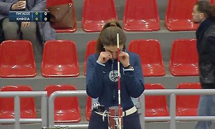 Συγκινεί η διαιτητής που λύγισε για τα Τέμπη: «Δεν υπάρχει μεγαλύτερος πόνος από το να χάνεις παιδί»