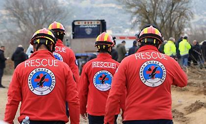 «Ένιωσα πως χάνεται o κόσμος μου όταν βρήκα ένα βρεφικό κάθισμα»: Διασώστης μιλά για τα Τέμπη