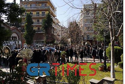 Σε κλίμα οδύνης στο Κορδελιό η κηδεία του αστυνομικού και του 15χρονου γιου του