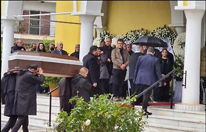 Αμαλιάδα: Πλήθος κόσμου στο τελευταίο «αντίο» στον 59χρονο μηχανοδηγό Γιώργο Κουτσούμπα