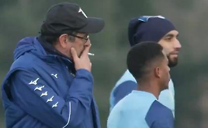 Θεριακλής Σάρι, καπνίζει την ώρα που δίνει οδηγίες στην προπόνηση της Λάτσιο!