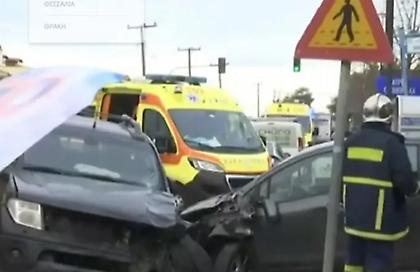 Σοβαρό τροχαίο στη Θεσσαλονίκη: Αγροτικό παρέσυρε πεζό και έπεσε πάνω σε δύο άλλα οχήματα