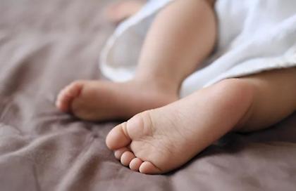 Τραγωδία στη Θεσσαλονίκη: Νεκρό βρέφος που έπεσε από την αγκαλιά του 24χρονου πατέρα του