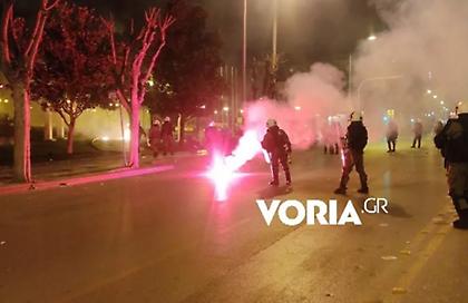 Θεσσαλονίκη: Μολότοφ, δακρυγόνα και πέτρες μετά την πορεία για τα Τέμπη