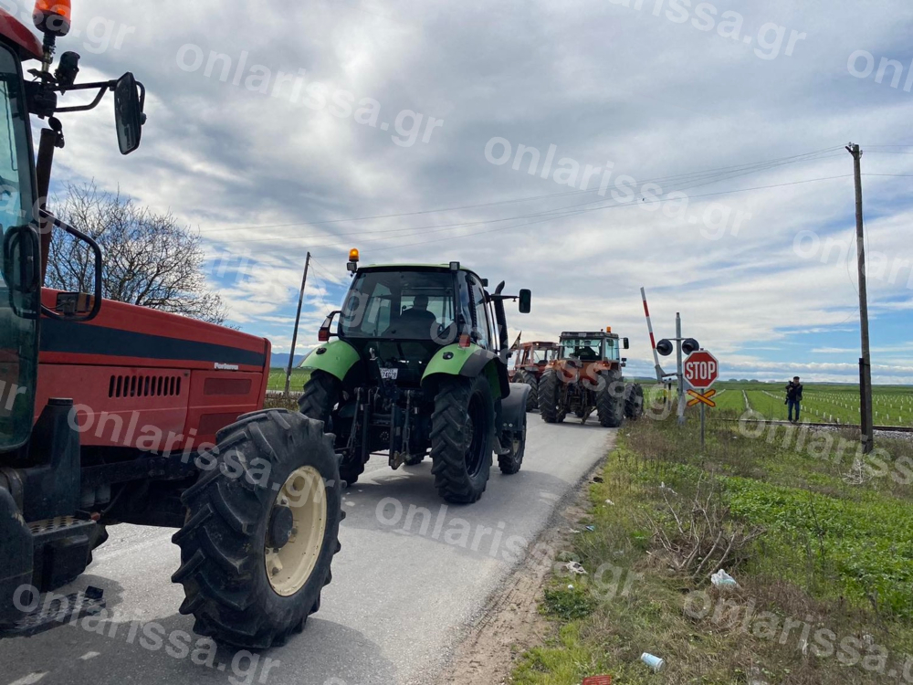 Λάρισα: Απέκλεισαν με τρακτέρ τις σιδηροδρομικές γραμμές