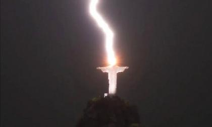 Viral: Η φωτογραφία με τον κεραυνό στο άγαλμα του «Χριστού του Λυτρωτή» που θυμίζει… θαύμα