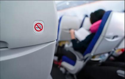 Χειροπέδες σε 28χρονη επειδή,.. κάπνιζε μέσα σε τουαλέτα αεροσκάφους