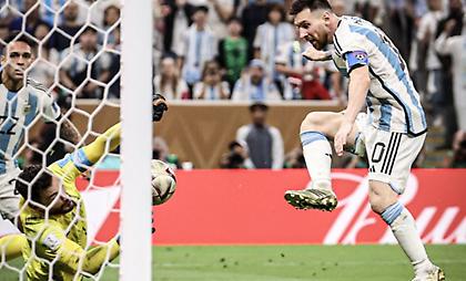 Επική δασκάλα από την Αργεντινή έκανε τους μαθητές να ησυχάσουν με... Εμπαπέ και Μέσι!