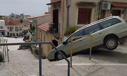 Στην Καλαμάτα 92χρονος δεν είδε τα σκαλοπάτια και «τσούλησε» πάνω τους (pics)