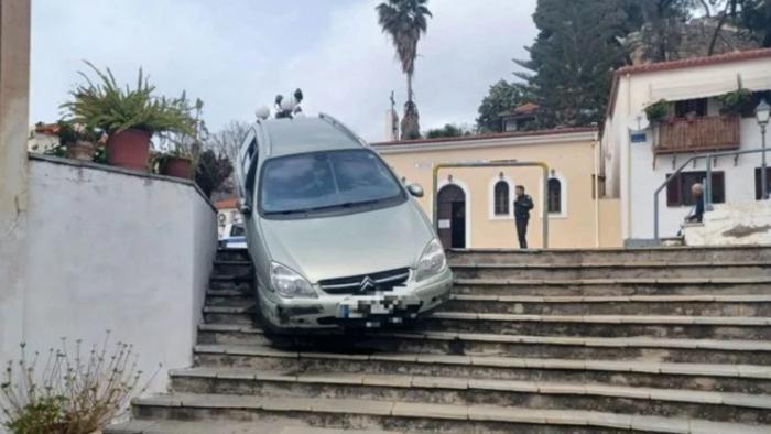 Καλαμάτα: Αυτοκίνητο «τσούλησε» στα σκαλιά του Ωδείου