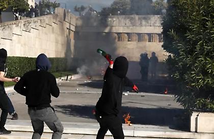 Μολότοφ και χημικά στο Σύνταγμα