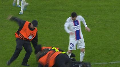 Φίλαθλος όρμησε στον Μέσι, τον απομάκρυνε η ασφάλεια