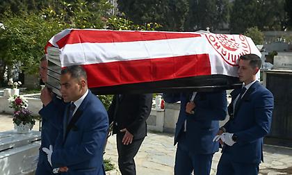 Το τελευταίο «αντίο» στον Χρήστο Ζαντέρογλου - Τυλιγμένο με σημαία του Ολυμπιακού το φέρετρό του