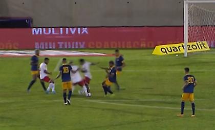 Στη Βραζιλία έδωσαν πέναλτι σε ανατροπή επιθετικού από... συμπαίκτη του!