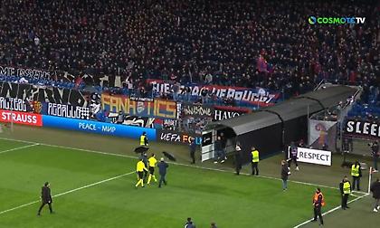 Έφυγε με... ομπρέλες ο διαιτητής στο Βασιλεία-Σλόβαν για να γλυτώσει από το εξαγριωμένο κοινό!