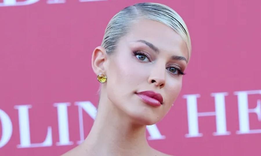 Η σύντροφος του Μπάρτρα πήγε σχεδόν γυμνή σε βραβεία για influencer