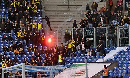 Σάλκε-Ντόρτμουντ: Φωτοβολίδα από την κερκίδα χτύπησε φωτογράφο