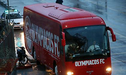 «Ντόπες» από τον κόσμο του Ολυμπιακού στου Ρέντη - Συνόδευσαν το πούλμαν πριν το ντέρμπι με ΑΕΚ