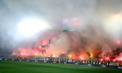 Πήρε… φωτιά η OPAP Arena: Δεκάδες καπνογόνα από τους φίλους της ΑΕΚ, με 7 λεπτά καθυστέρηση η σέντρα