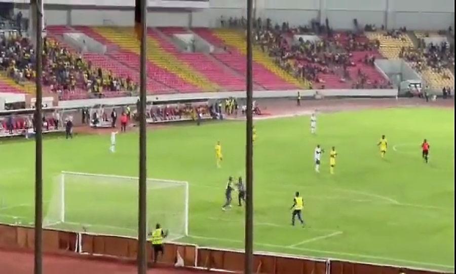 Απίστευτο σκηνικό στην Αφρική: Οπαδός εισέβαλε στο γήπεδο και έπαιξε μπουνιές με τον τερματοφύλακα!