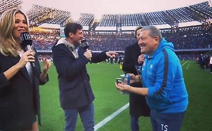 Ο φροντιστής της Νάπολι πρόσφερε καφέ on camera στην Ντιλέτα Λεότα και τους Φεράρα-Αμπροζίνι