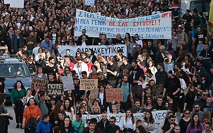 Σε απεργιακό κλοιό η χώρα την Πέμπτη – «Δεμένα» και τα πλοία