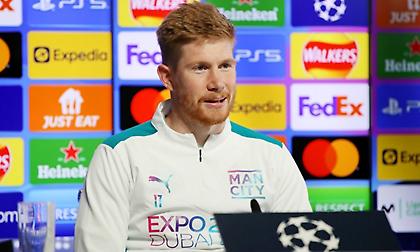 Απίθανος Ντε Μπρόινε: «Είμαι ''γέρος'' για το ποδόσφαιρο, αλλά νιώθω πολύ νέος σε αυτή την αίθουσα»