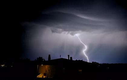 Καιρός: Καταιγίδες και πτώση θερμοκρασίας