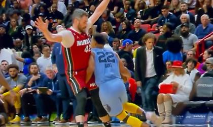 Αυτό πρέπει να πόνεσε: Ο Μπέιν χτύπησε τον Λοβ στα γεννητικά του όργανα!