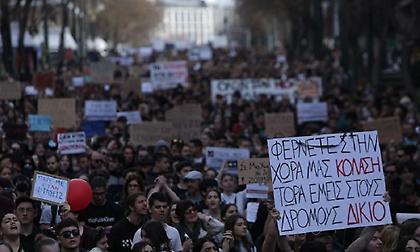 Στα γραφεία της Hellenic Train ολοκληρώθηκε η μεγάλη πορεία διαμαρτυρίας για τα Τέμπη στο Σύνταγμα