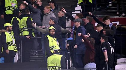 Ένταση στο Γουέστ Χαμ-ΑΕΚ Λάρνακας: Απαράδεκτοι οπαδοί των γηπεδούχων, έδειχναν τουρκικές σημαίες!