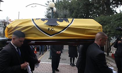 Πλήθος κόσμου αποχαιρετά τον Μίμη Παπαϊωάννου - Τυλιγμένη με τη σημαία της ΑΕΚ η σορός