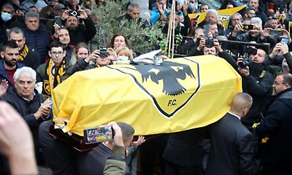 Πλήθος κόσμου στο τελευταίο αντίο στον Μίμη Παπαϊωάννου, συνόδευσε το φέρετρο ο ύμνος της ΑΕΚ