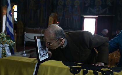 Ο Αντώνης Αντωνιάδης έβαλε τα κλάματα μπροστά στο φέρετρο του Μίμη Παπαϊωάννου