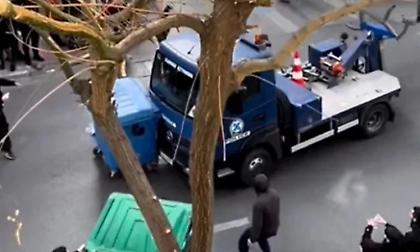 Εισαγγελική έρευνα για το περιστατικό με τον γερανό της αστυνομίας στο κέντρο της Αθήνας